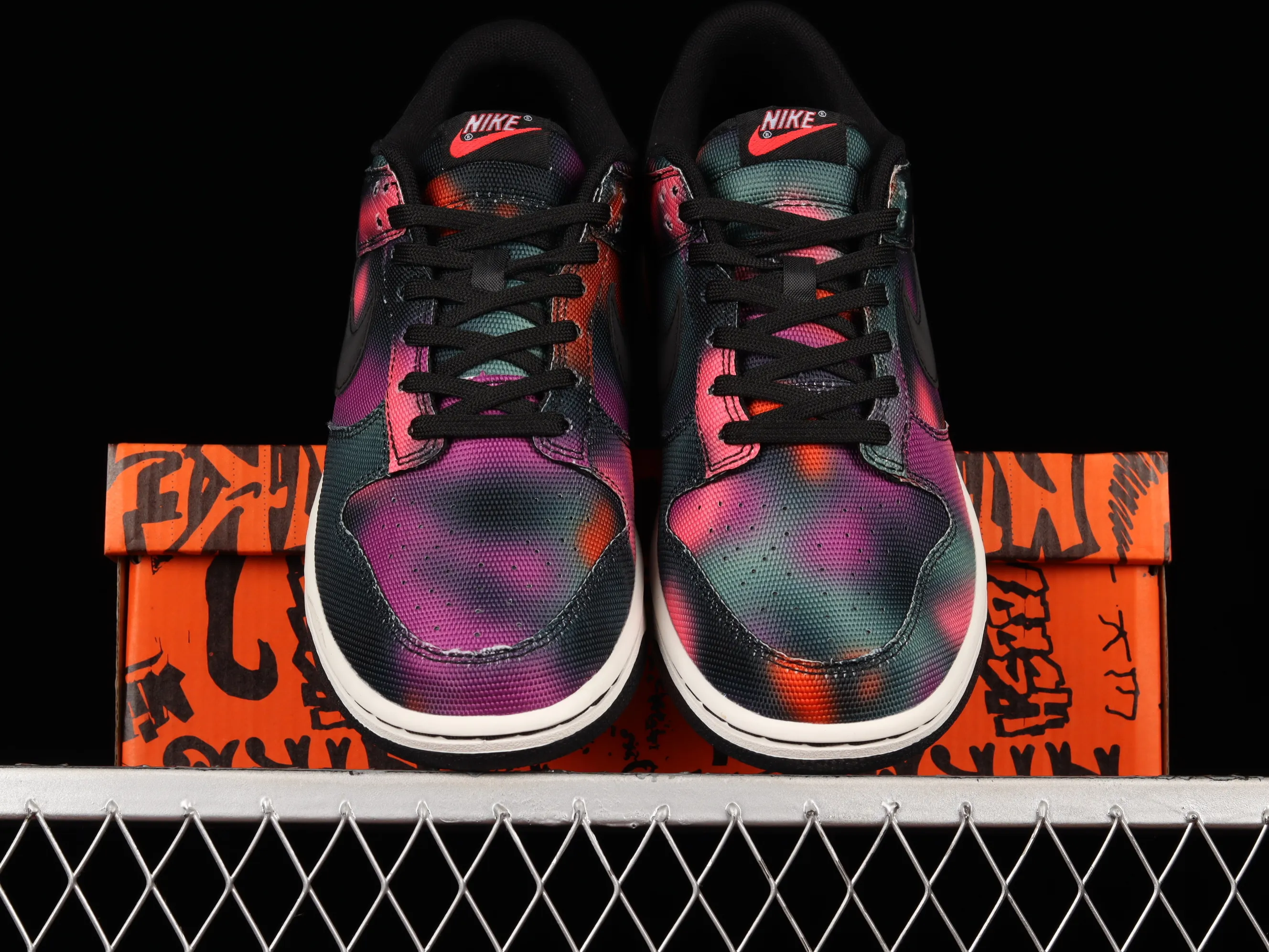 All Categories Nk SB Dunk Series Nk SB Dunk Low Low-top sneakers F version Nk Dunk Low "Graffiti" Street graffiti Black and purple tie-dye SB low-top sports and leisure sneakers DM0108-002